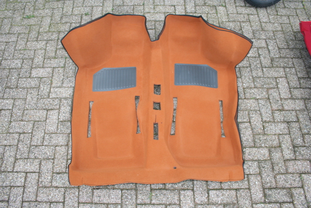 Tapijt oker ( 2 voetstukken )