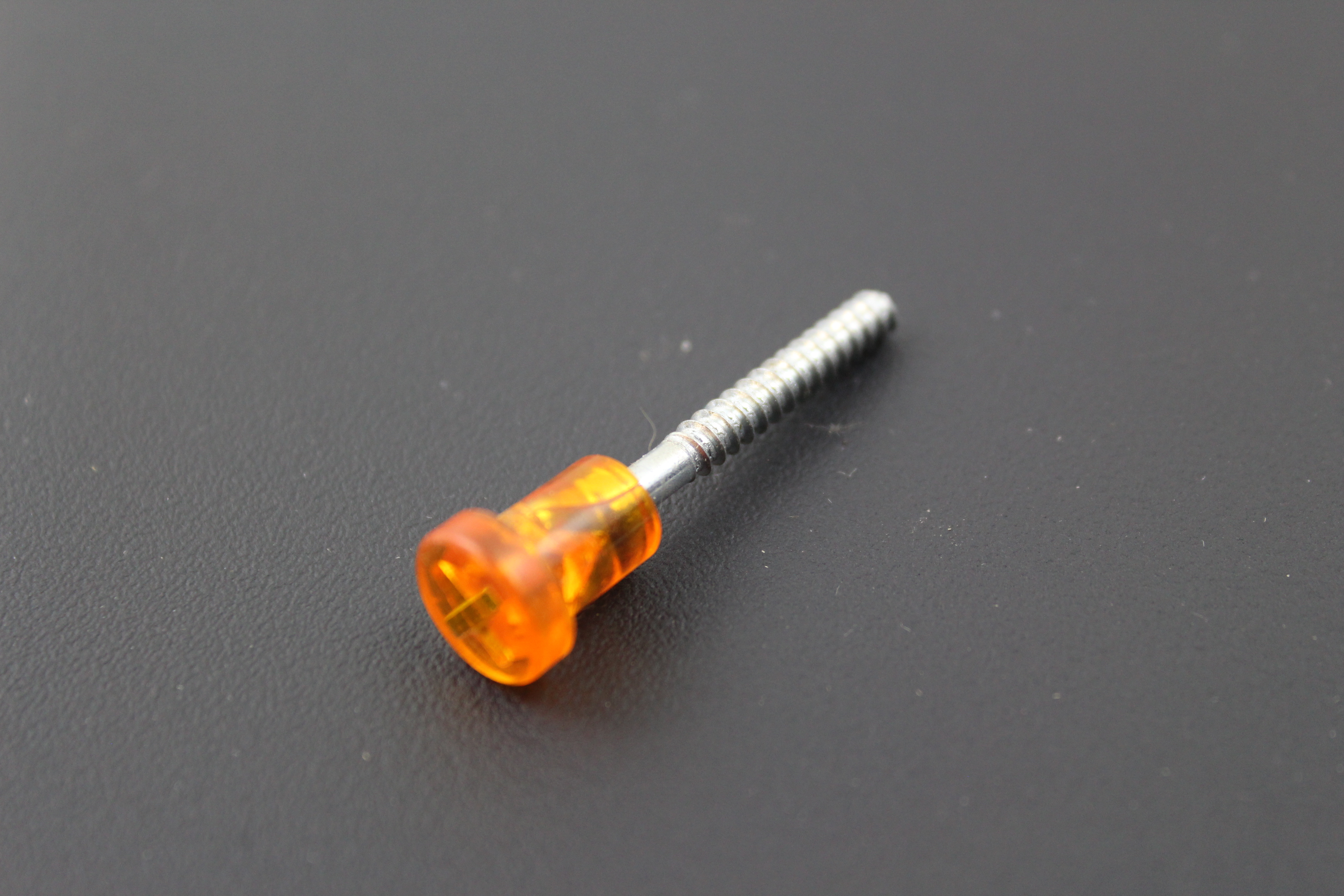Schroef met oranje kunststof kop ( 3,8 cm )